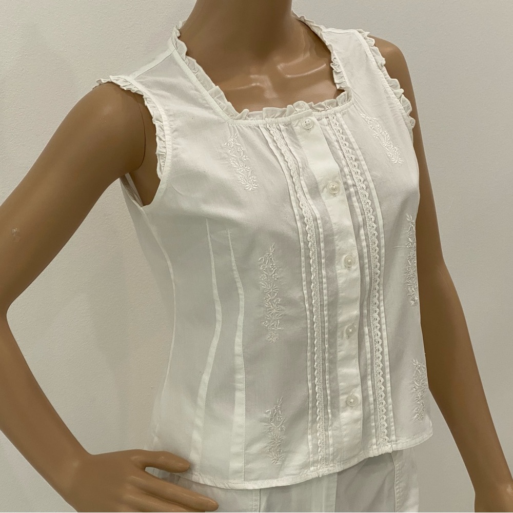 Adorable, Mercer and Madison White Summer Embroidered Top, Size S.